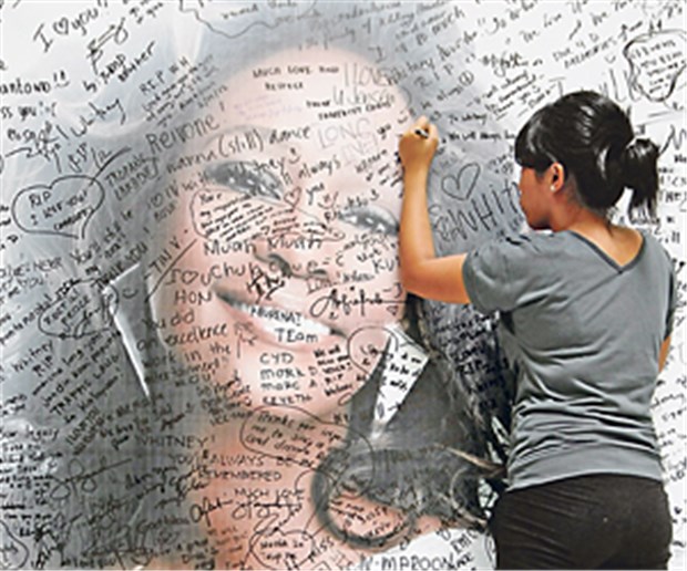 Rätselraten um Whitney Houstons Tod Weltweite Betroffenheit: Whitney-Houston Fans trauern auch in Manila.