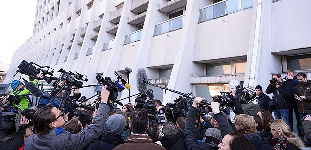 Strategien gegen plötzlichen Medienansturm Weltweites Medieninteresse: Journalisten verfolgen vor dem Centre Hospitalier Universitaire in Grenoble eine Pressekonferenz, in der Michael Schumachers Managerin Sabine Kehm Auskunft zum Zustand des beim Skifahren verunfallten, mehrfachen Formel-1-Weltmeisters gibt.