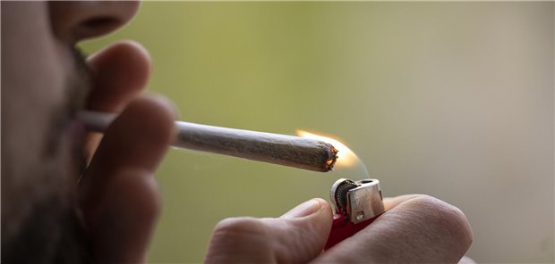 Lauterbach: Zielen bei Cannabis-Freigabe auf „Korridor der Vernunft“ Ein Mann zündet sich einen Joint an.