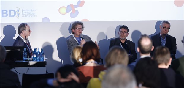 Auf dem Podium diskutierten unter dem Vorsitz von Dr. Dietrich Wördehoff (v.l.) Professor Lukas Radbruch, Ärztlicher Direktor der Klinik und Poliklinik für Palliativmedizin an der Uniklinik Bonn, Professor Raymond Voltz, Leiter des Zentrums für Palliativmedizin an der Uniklinik Köln und Dr. Bernd Oliver Maier vom St. Josefs-Hospital Wiesbaden.