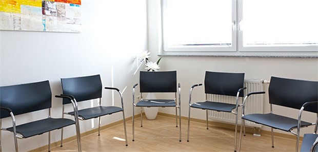 Wenig Patienten in der Praxis bei Überversorgung der Region – dann dann ist die KV nicht unbedingt in der Pflicht, für Honorarhilfe zu sorgen.