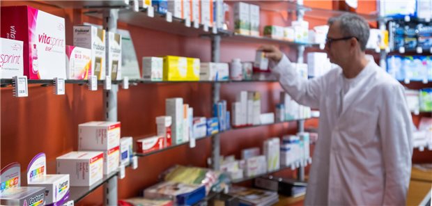 Mitarbeiterplus in der Pharmabranche, Minus bei den Apotheken Weniger Beschäftigte in Apotheken: 2022 verzeichnete das Statistische Bundesamt einen Rückgang um zwei Prozent im Vergleich zu 2021.