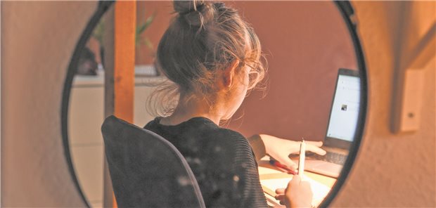 Mädchen vor einem Laptop: Weniger Bewegung und Sport, mehr Bildschirmzeit: Die Akademie Leopoldina dringt darauf, in den Schulen gegenzusteuern.