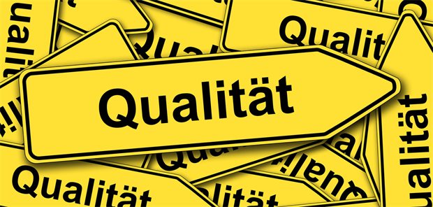 Das Foto zeigt Schilder mit der Aufschrift "Qualität".