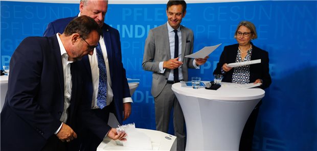 Bayern will Schluss machen mit der „modernen Geißel der Menschheit“ Weniger Papier, weniger Bürokratie: Symbolisch vernichteten die Projektpartner einen Ordner voller Akten. Von links: Bayerns Gesundheitsminister Klaus Holetschek, Bayerns Beauftragter für Bürokratieabbau Walter Nussel, Projektleiter Professor Andreas Beivers und Dr. Christine Adolph, stellvertretende Vorstandsvorsitzende Medizinischer Dienst Bayern.