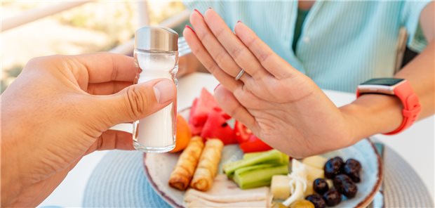 Weniger Salzkonsum scheint sich für Patienten mit primärem Hyperaldosteronismus besonders zu lohnen: Eine moderate Reduktion der Salzzufuhr (von 9,1 auf 5,2 g/d) über zwölf Wochen war mit einer signifikanten Blutdrucksenkung verknüpft.