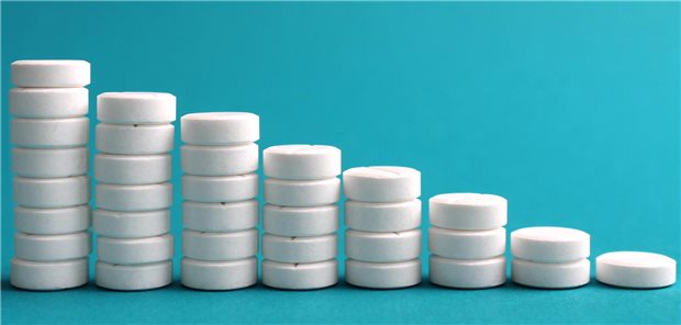 Mehrere Tablettenstapel. Von links nach rechts werden es immer weniger Tabletten pro Stapel.