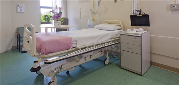 Niedersachsens Kliniken müssen weniger Betten für COVID-19-Patienten vorhalten Weniger freie Betten für COVID-19-Patienten müssen Kliniken in Niedersachsen vorhalten. Dadurch sollen wieder mehr elektive Operationen möglich werden.