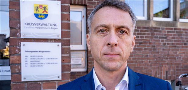 Landrat: Darf keine „stille Marktbereinigung“ bei Kliniken geben Stefan Kerth, Landrat des Landkreis Vorpommern-Rügen, steht vor der Kreisverwaltung Vorpommern-Rügen. Der Landrat von Vorpommern-Rügen, Stefan Kerth, tritt aus der SPD aus. Als Grund nannte er in einer Erklärung besonders die aktuelle Asyl- und Migrationspolitik. Er wolle aber weiter Landrat bleiben.