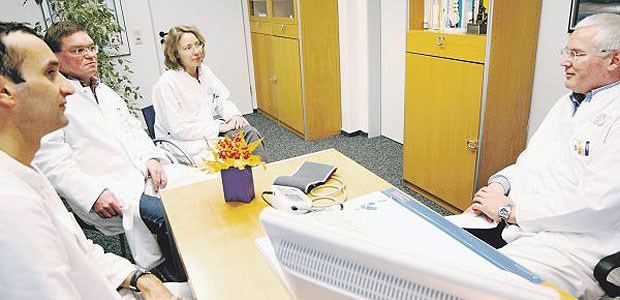 Wenn Ärzte eng zusammenarbeiten wollen, empfiehlt sich die Kooperationsform der Berufsausübungsgemeinschaft. Die Gefahr problematischer Doppelbehandlungen ist hier nicht gegeben.