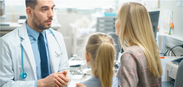 Wenn Ärzte skeptisch sind, was die gemessenen Blutdruckwerte ihres pädiatrischen Patienten angeht, überträgt sich diese Skepsis auch auf die Eltern, meint ein Forschungsteam aus Delaware. (Symbolbild mit Fotomodel)