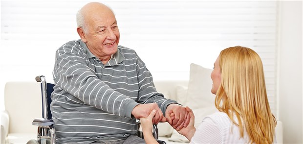 Häusliche Pflege: Entlohnung für Angehörige geplant Wenn Angehörige zu Hause gepflegt werden, müssen Familien oft finanzielle Einbußen hinnehmen.