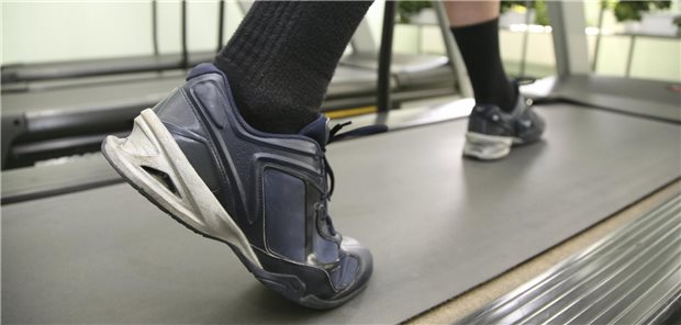 Person läuft auf einem Laufband