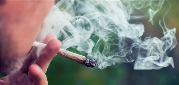 Wenn Cannabis nach der Legalisierung vermehrt als Verbrennungs-Joint – gemischt mit Tabak – konsumiert würde, wäre das eine Wieder-salonfähig-Machung des Rauchens, befürchtet Heino Stöver, Sozialwissenschaftler und Professor aus Frankfurt.