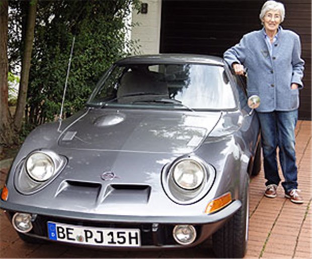 Neustart mit 76 Jahren Wenn Cordula Joraschky allein unterwegs ist, fährt sie seit 40 Jahren mit dem gleichen Wagen - einem silberfarbenen Opel GT.