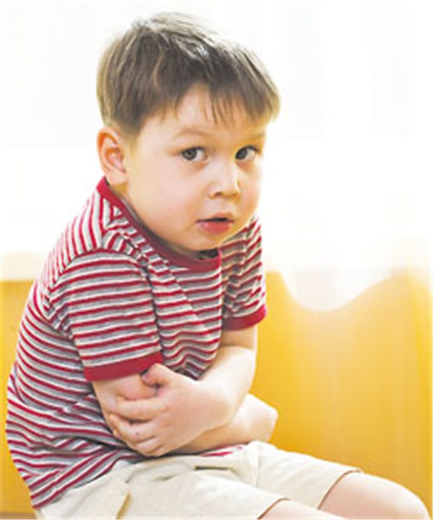 Verdächtige Kleinigkeiten als erste Hinweise Wenn Kinder sich anders bewegen und eine Schonhaltung einnehmen, kann das auf Rheuma hinweisen.