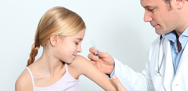 Wenn Kinder und Erwachsene geimpft werden, ist oft eine Vakzine von SPMSD in der Spritze.