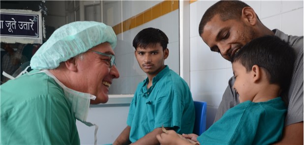 Starke Nerven und viel Know-how immer im Gepäck Wenn Kinder wieder lächeln können, war das für Dr. Hajo Schneck allein schon die Reise – hier in Indien – wert.