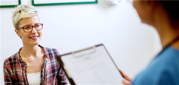 Wenn MFA die Erstansprache für die Vorsorge übernehmen, schafft das mehr Raum für Patienten, sich mit dem Thema Schilddrüsen-Check zu beschäftigen. (Symbolbild mit Fotomodellen)