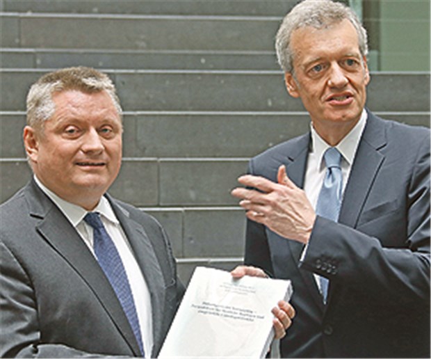 30 Jahre Gesundheitsweise Wenn SVR-Vorsitzender Ferdinand M. Gerlach Gesundheitsminister Hermann Gröhe (CDU) ein Gutachten übergibt, ist das oft Anstoß einer lebendigen Debatte. Doch nicht alle Empfehlungen der letzten 30 Jahre wurden umgesetzt.