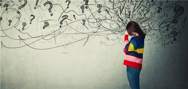 Eine Frau steht vor einer schwarzen Wolke.