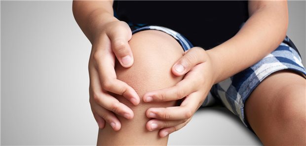 Wenn bei Kindern zum Beispiel die Knie schmerzen, können Wachstumsschmerzen dahinter stecken. Die Schmerzen können aber auch auf eine Migräne hinweisen.