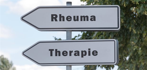 Rheumatoide Arthritis: Eingreifen, bevor sie ausbricht! Zwei Verkehrszeichen: Einmal mit Rheuma, einmal mit Therapie.