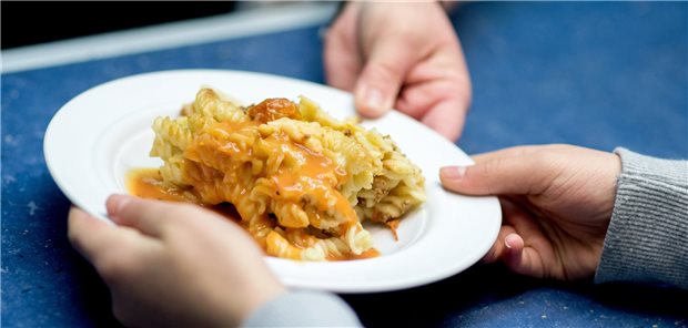 Wenn bekannt ist, wie groß der CO2-Fußabdruck eines Gerichts ist, wird einem Feldexperiment zufolge eher das ausgewählt, das die wenigsten Emissionen verursacht.