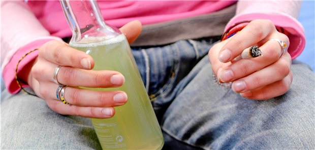 Wenn das Alkohol-Verlangen zu groß wird, mag Cannabis helfen. Doch einen Rechtsanspruch gibt es darauf wegen leitliniengerechter Alternativen nicht. (Symbolbild mit Fotomodell)