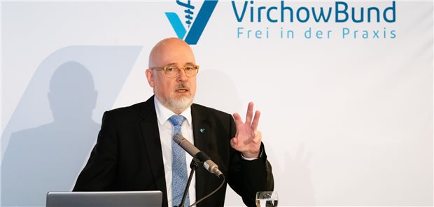 Virchowbund: Sinkende Zahlen bei MFA-Ausbildung zeigt drohenden Versorgungsengpass „Wenn dem Bundesgesundheitsminister und den Krankenkassen etwas an der Versorgung von morgen liegt, müssen sie heute das Ruder herumreißen und die Arbeitsbedingungen der MFA attraktiver machen“: Dr. Dirk Heinrich, Bundesvorsitzender des Virchowbundes. (Archivbild)