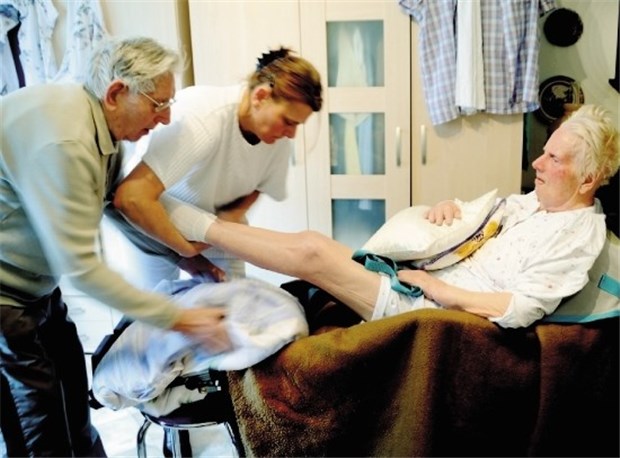 Hausarzt-Atteste helfen bei Pflegeeinstufung Wenn der Medizinische Dienst zur Pflegeeinstufung kommt, ist es ratsam, alle Hausarztatteste vorliegen zu haben.