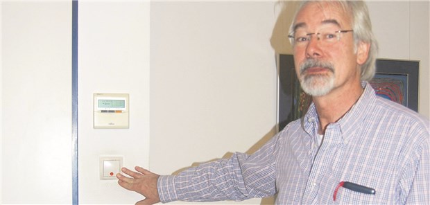 Wenn der Patient den Behandlungsraum verlässt, drückt Dr. Rudolf Möllmann den Schalter der Signalanlage.