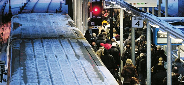 Für den Weg zur Arbeit zahlen Praxischefs nicht Wenn der Zug morgens nicht fährt, haben Mitarbeiter im Prinzip kein Anrecht auf Lohnausgleich für fehlende Arbeitsstunden zu Dienstbeginn.