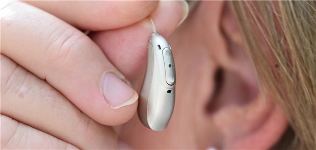 Wenn die Arbeit ohne Hörgerät nicht möglich ist und stets Ersatzbatterien vorhanden sein müssen, kann dies laut BSG Auswirkungen auf den Unfallschutz haben.