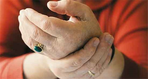 Wenn die Hände durch Rheuma weniger beweglich werden, werden Alltagsarbeiten erschwert. Aber auch die Arzneientnahme aus Blistern kann zur Hürde werden.
