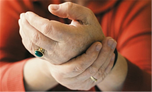 Neue Strategie gegen Rheumatoide Arthritis Wenn die Hände durch Rheuma weniger beweglich werden, sind Alltagsarbeiten erschwert.