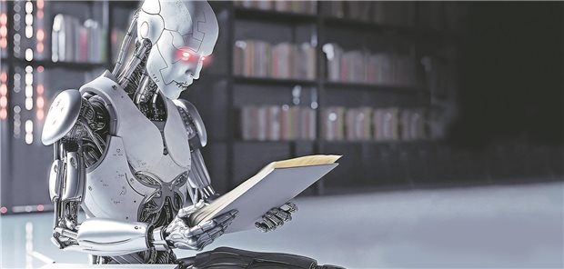 Roboter liest in einem Heft