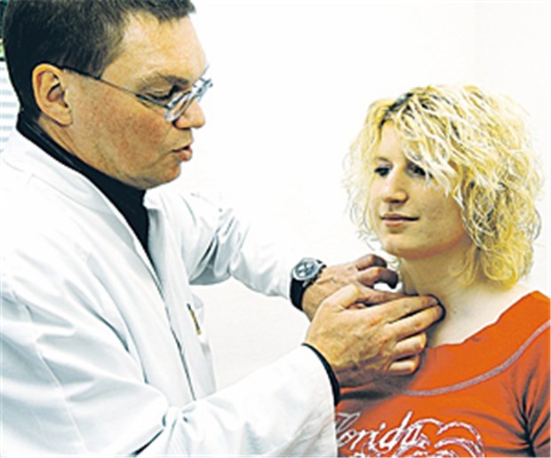 Die Suche nach Knoten beginnt Wenn die Schilddrüse beim Abtasten vergrößert erscheint, eine derbe Konsistenz hat und schmerzhaft ist, sollte eine weitere Diagnostik erfolgen.