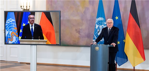 Steinmeier fordert Abgabe von Corona-Vakzinen an ärmere Länder Bundespräsident Frank-Walter Steinmeier und der per Video zugeschaltete WHO-Generalsekretär Tedros Adhanom Ghebreyesus nahmen am Montag zur Impfinitiative Covax Stellung.