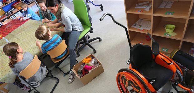 Wenn eine Schule die dauerhafte Beschulung eines Kindes aus gesundheitlichen Sicherheitsgründen ablehnt, beginnt für die betroffenen Eltern häufig eine Odyssee, bis eine Lösung gefunden wird.