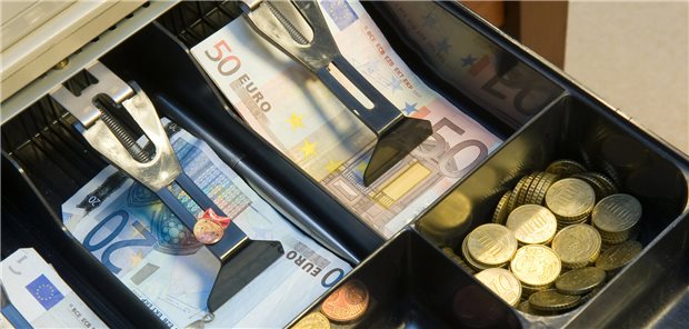 Wenn in der Apotheke die Kasse klingelt, müssen Selbstzahler für erstattungspreisgeregelte Produkte derzeit nicht mehr bezahlen als nötig. Bei Einführung vertraulicher Erstattungspreise wird sich das ändern.