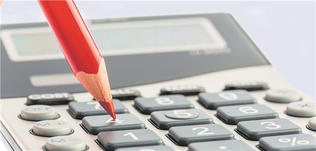 Roter Buntstift wird auf die "4" der Tastatur eines Taschenrechners gehalten.