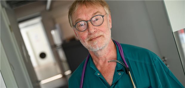 Praxisschild „Wir sprechen ausschließlich Deutsch“ löst Debatte aus „Wenn kein Dolmetscher da ist und die Patienten uns nicht verstehen, dürfen wir sie eigentlich nicht behandeln“: Ulrich Kuhn, niedergelassener Pädiater in Kirchheim/Teck.