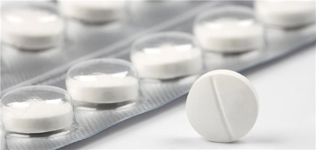 Trump warnt Schwangere vor Paracetamol – BfArM widerspricht Eine weiße Tablette steht auf der Kante. dahinter liegt eine Blisterverpackung.