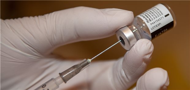 Überschüssiger COVID-19-Impfstoff darf nicht vermischt werden! Wenn nach fünf Impfdosen in der Flasche noch eine weitere vollständige Dosis übrig bleibt, also mindestens 0,3 ml, darf diese auch verimpft werden.