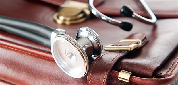 Hausbesuche stehen auf der Kippe Wenn sich Ärzte mit ihrem Arztkoffer auf den Weg zu Patienten machen, bleibt bei vielen die Praxis zu. Doch die Kosten laufen weiter.