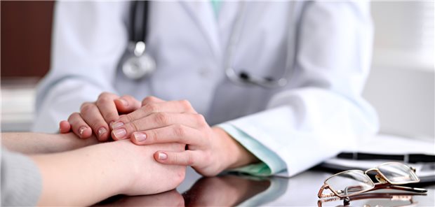 Urteil: Auch einvernehmlicher Sex zwischen Arzt und Patientin bleibt strafbar Wenn sich Arzt und Patient näher kommen, ist das zumeist eine heikle Angelegenheit. Für die betroffenen Mediziner kann das vor Gericht enden.