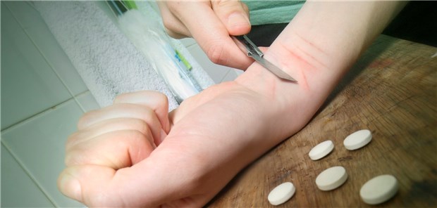 Wenn sich Jugendliche selbst verletzen, kann das ein Alarmzeichen sein, dass sie es mit suizidalen Absichten ernst meinen.