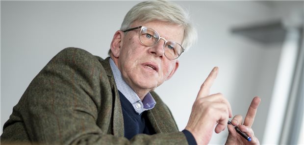 GKV-Verbandsvize zur Pflegefinanzierung: „Es geht hier nicht um irgendwelche Almosen“ „Wenn wir über nachhaltige Finanzierung sprechen, ist völlig klar, dass bestimmte Leistungen, die heute die Pflegeversicherung bezahlt, systematisch aus Steuermitteln finanziert werden müssten“, sagt der Vizechef des GKV-Spitzenverbands, Gernot Kiefer.