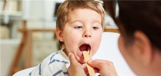 Arzt untersucht Kind.